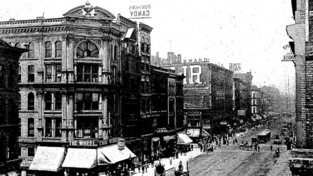 old photo of Chicago street corner